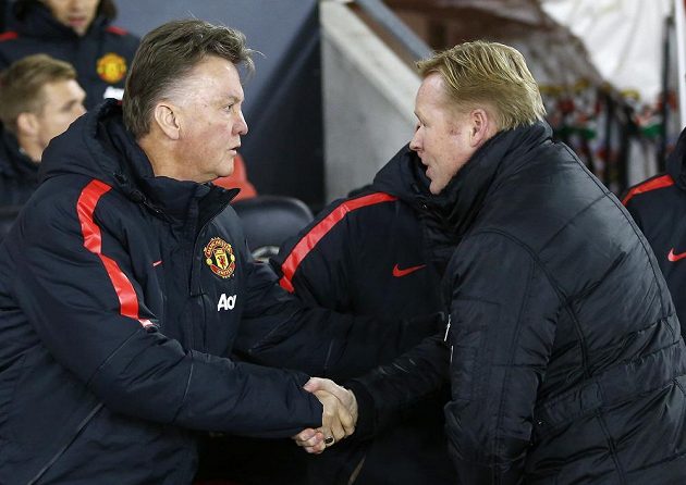Nizozemský Kouč Manchesteru United Louis van Gaal (vlevo) se zdraví před zápasem s krajanem a rivalem na lavičce Southamptonu Ronaldem Koemanem.