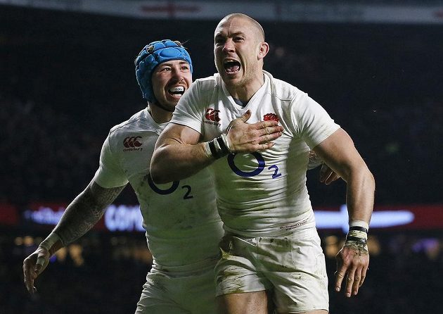 Kdo nás zastaví!? Angličané Mike Brown (vpravo) a Jack Nowell se radují.