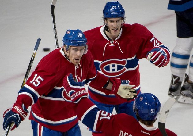 Montrealský Tomáš Fleischmann (15) se raduje po gólu proti Winnipegu, na snímku s ním jsou i Dale Weise (22) a David Desharnais (51).