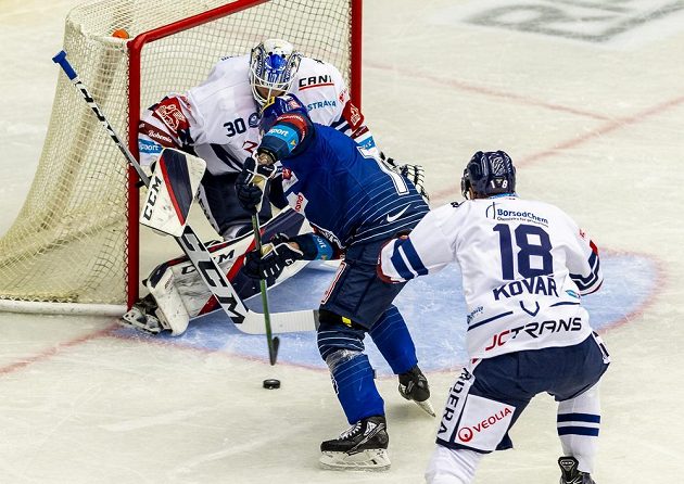 Kladenský Nicolas Hlava před vítkovickým brankářem Alešem Stezkou, vpravo Lukáš Kovář.