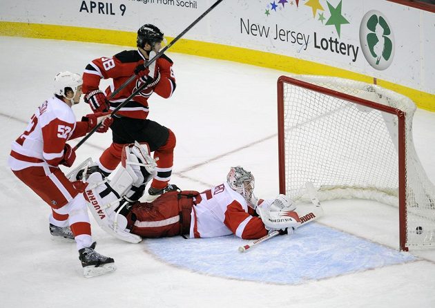 Jaromír Jágr (v červeném) z New Jersey už nemusel nic dělat. Detroitský brankář Jimmy Howard je překonán, postaral se o to Travis Zajac (není na snímku). Marné je i úsílí Jonathana Ericssona (52).