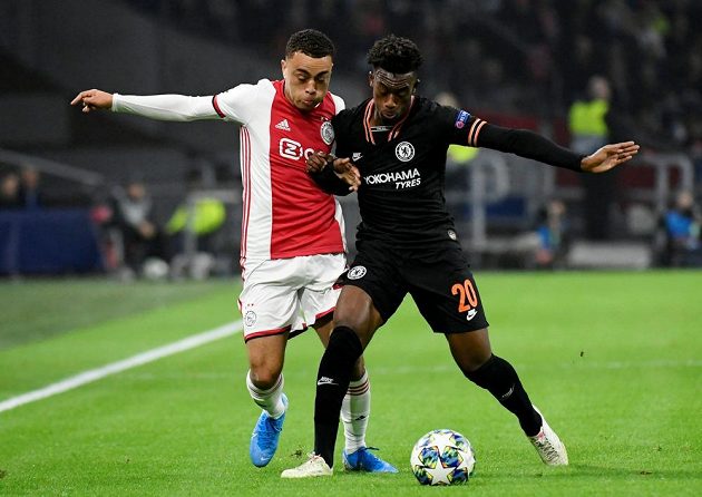 Fotbalista Chelsea Callum Hudson-Odoi (vpravo) a Sergino Dest z Ajaxu.