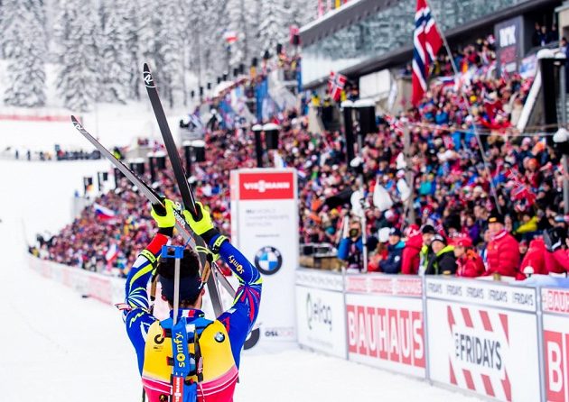 Francouzský biatlonista Martin Fourcade děkuje fanouškům za přízeň během sprintu na MS v Oslu.
