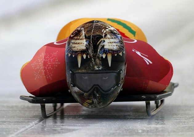 Ghanský skeletonista Akwasi Frimpong se spustil poprvé do ledového koryta během olympijského závodu.