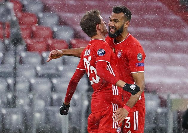 Thomas Müller a Eric Maxim Choupo-Moting po vyrovnávací brance Bayernu proti PSG-