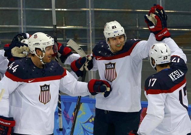 Američan James van Riemsdyk (uprostřed) otevřel skóre hned zkraje čtvrtfinále s Čechy, blahopřejí mu Brooks Orpik (vlevo) a Ryan Kesler.