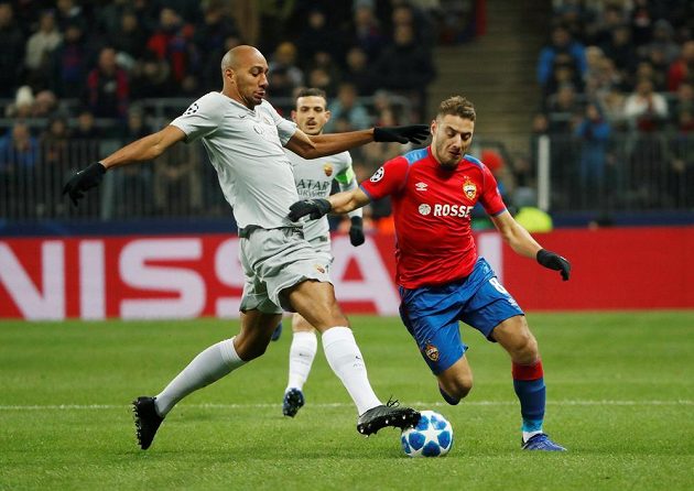 Fotbalista AS Steven Nzonzi v akci během utkání na půdě CSKA Moskva v Lize mistrů.