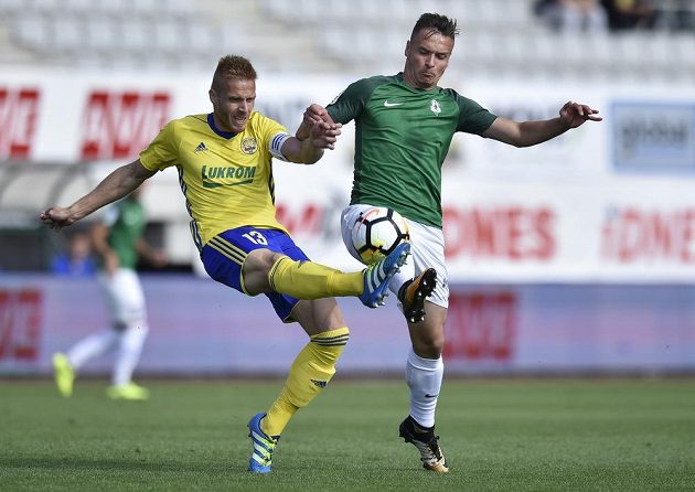 Tomáš Janíček ze Zlína (vlevo) v souboji se Stanislavem Teclem z Jablonce v utkání 5. kola první fotbalové ligy.
