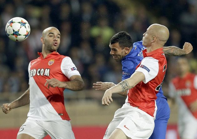Hráči Monaka Aymen Abdennour a Andrea Raggi (vpravo) jen přihlíží šanci útočníka Juventusu Carlose Téveze.