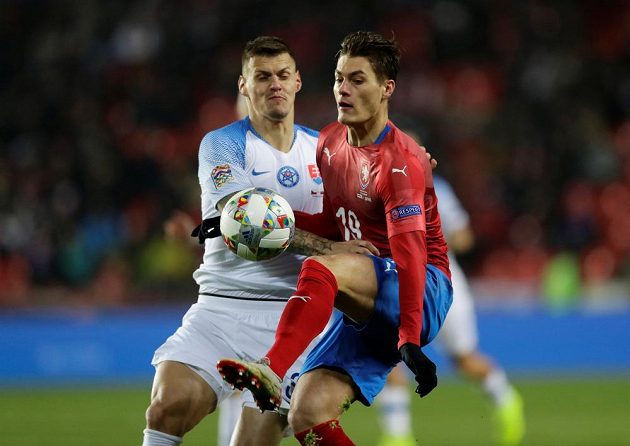 Český útočný hrot Patrik Schick (vpravo) v souboji s Martinem Skrtelem ze Slovenska.