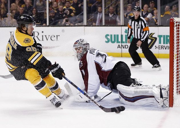 Bostonský David Pastrňák (88) překonává brankáře Colorada Calvina Pickarda (31).