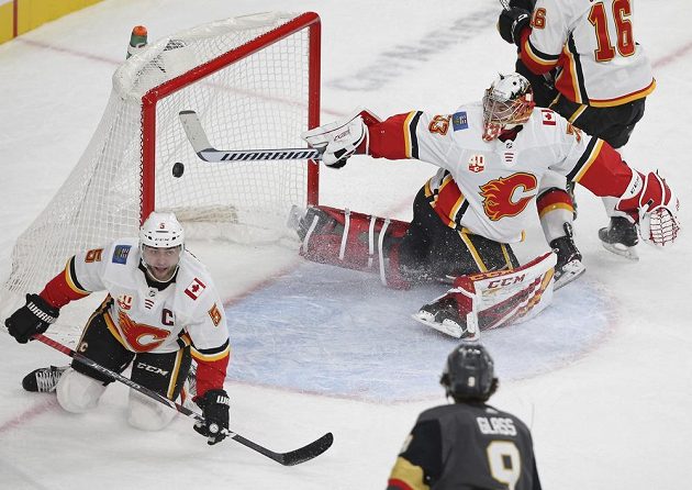 Gólman Calgary Flames David Rittich (33) se snaží zasáhnout během utkání NHL.