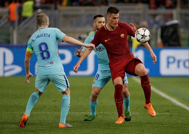 Útočník AS Řím Patrik Schick v akci, atakovat se jej snaží barcelonský Jordi Alba během utkání Ligy mistrů.