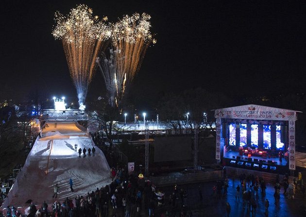 Ohňostrojem vyvrcholilo slavnostní otevření Olympijského parku na pražské Letné.