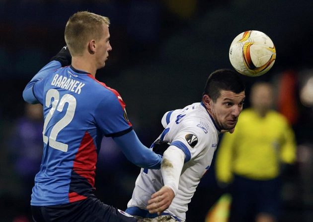 Plzeňský obránce Jan Baránek stíhá Fatose Bečiraje v utkání Evropské ligy.