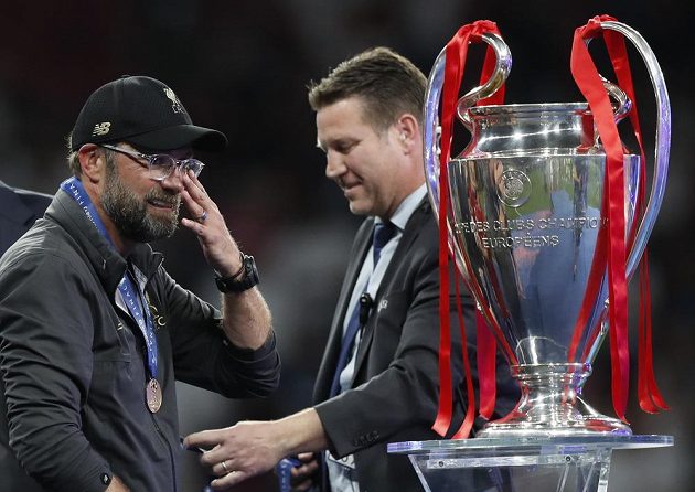 Liverpoolský trenér Jürgen Klopp zlomil prokletí finálových zápasů a slaví triumf v Lize mistrů.