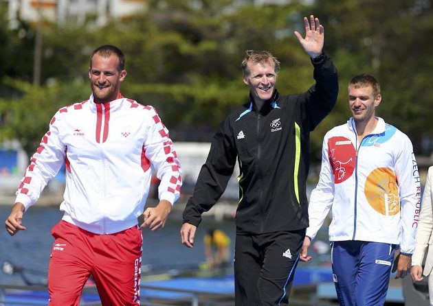 Tři nejlepší z finále skifařů v Riu. Zleva stříbrný Chorvat Damir Martin, olympijský vítěz Mahé Drysdale, bronzový Ondřej Synek.