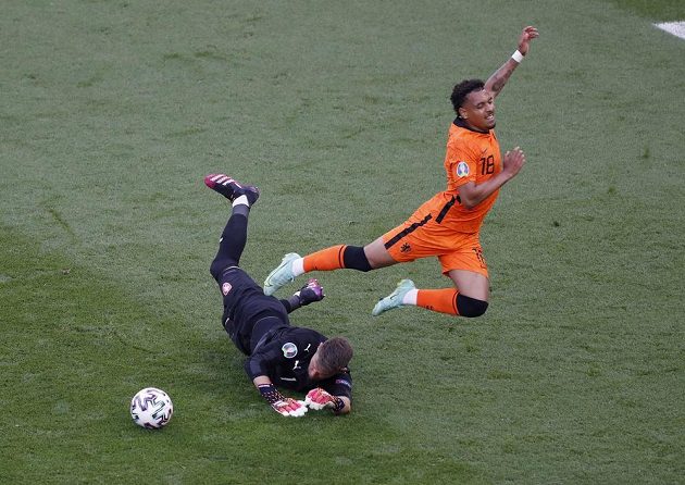Donyell Malen měl obrovskou šanci vstřelit první gól zápasu, ale Tomáš Vaclík byl proti