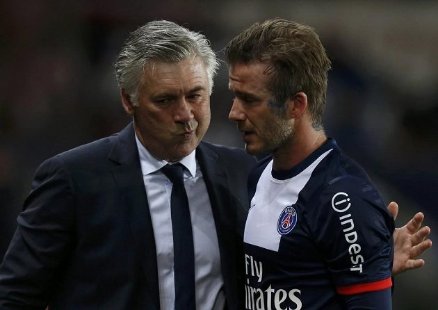 A nechceš si to ještě rozmyslet...? Trenér Carlo Ancelotti při pařížském loučení s Davidem Beckhamem.