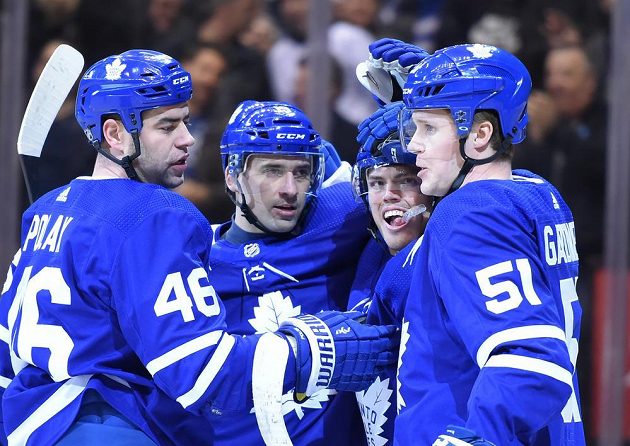 Andreas Johnsson (druhý zprava) z Toronta se raduje z gólu proti Buffalu s Romanem Polákem (46), Jakem Gardinerem (51) a Tomášem Plekancem (19).