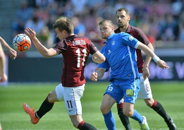 Lukáš Mareček ze Sparty (vlevo) si kryje míč před libereckým záložníkem Radimem Breitem. Situaci zpovzdálí sleduje Marek Matějovský.