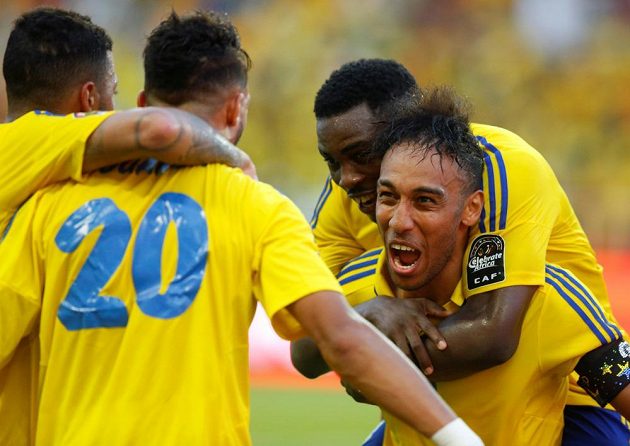 Fotbalisté Gabonu se radují z gólu proti Guinee-Bissaun mistrovství Afriky. Vpravo hvězdný Aubameyang z Dortmundu.