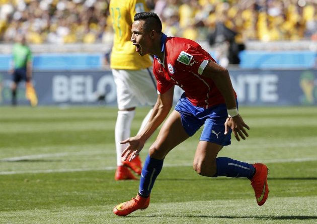 Chilan Alexis Sánchez se raduje z vyrovnávací branky proti Brazílii v osmifinále MS.