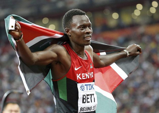 S keňskou vlajkou slavil v Pekingu titul mistra světa na 400 m překážek Nicholas Bett.