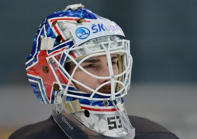 Brankář Alexander Salák při tréninku české hokejové reprezentace před druhým zápasem s Ruskem.