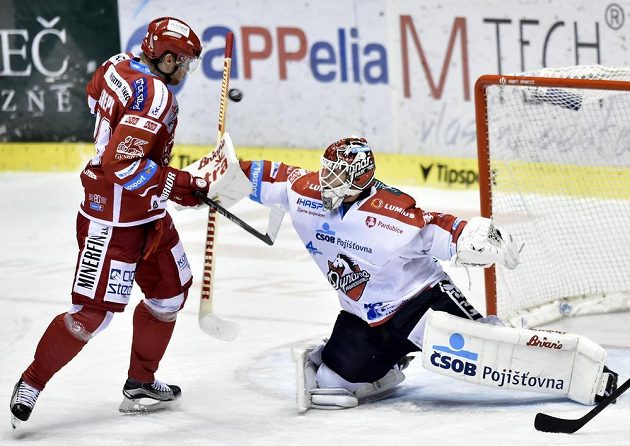 Třinecký útočník Kamil Kreps a pardubický brankář Brandon Maxwell v zápase 14. kola Tipsport extraligy.