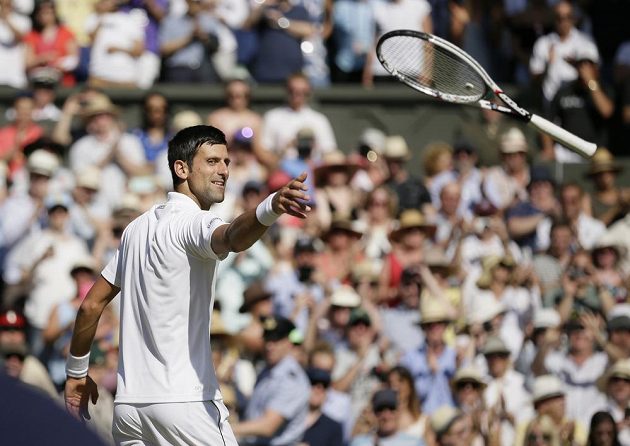 Hotovo. Srb Novak Djokovič už může odhazovat náčiní, porazil Jihoafričana Kevina Andersona a slaví wimbledonský titul.