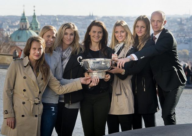 Tenistky (zleva) Barbora Strýcová, Lucie Hradecká, Denisa Allertová, Lucie Šafářová, Petra Kvitová a Karolína Plíšková spolu s kapitánem Petrem Pálou zapózovaly v Praze s pohárem pro vítězky Fed Cupu.