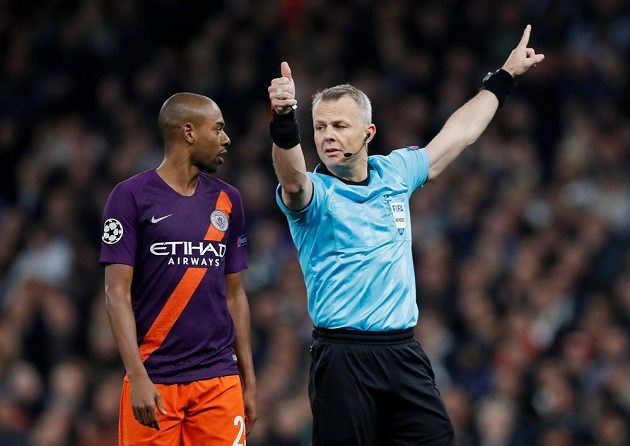 Rozhodčí Bjorn Kuipers gestikuluje ve čtvrtfinále Ligy mistrů mezi Tottenhamem a Manchesterem City předtím, než zkontroloval videozáznam při penaltové situaci.