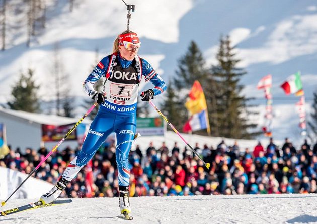 Eva Puskarčíková během svého úseku při závodě smíšených štafet na MS v rakouském Hochfilzenu.