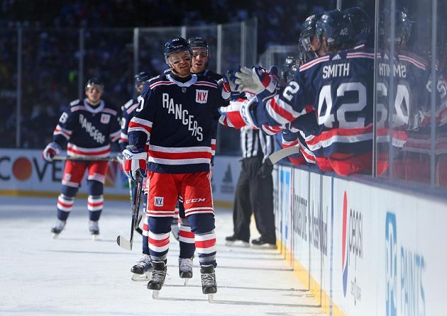 Michael Grabner (40) z NY Rangers se raduje se spoluhráči při utkání s Buffalem.
