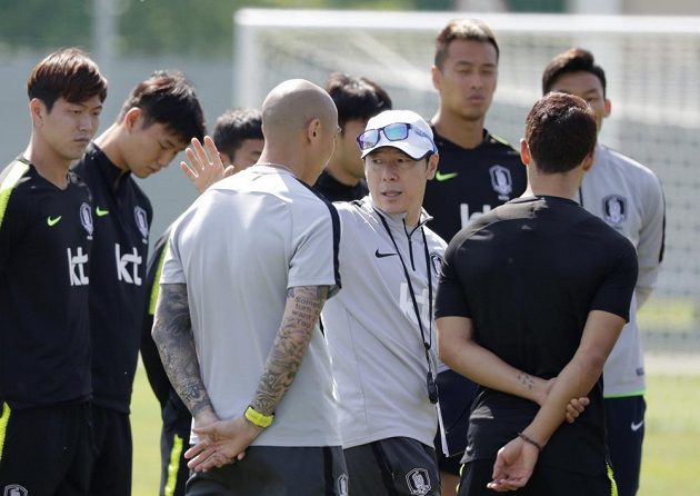 Trenér korejské reprezentace Šin Te-Jong možná právě určuje hráčům čísla, jaká budou mít v přípravě na dresech.
