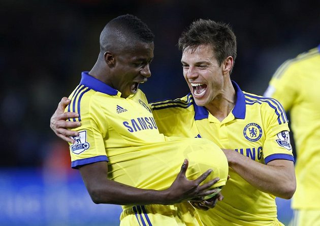 Ramires (vlevo) a Cesar Azpilicueta se radují po třetím gólu Chelsea proti Leicesteru.
