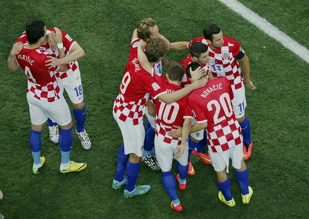 Fotbalisté Chorvatska se radují z gólu proti domácí Brazílii v zápase skupiny A mistrovství světa.