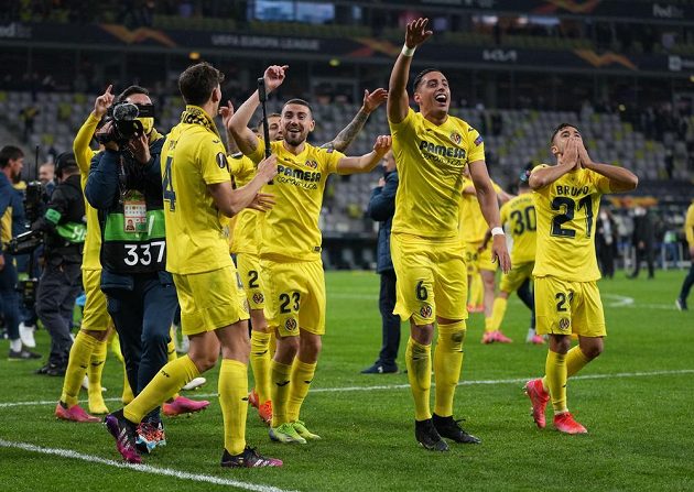 Fotbalisté španělského Villarrealu slaví triumf v Evropské lize, ve finále porazili po penaltovém rozstřelu Manchester United.