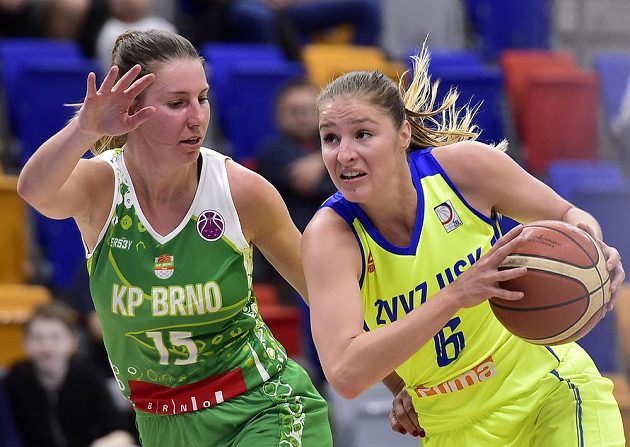 Sarah Beránková z KP Brno (vlevo)a Karolína Elhotová z USK během utkání play off basketbalové ligy žen.