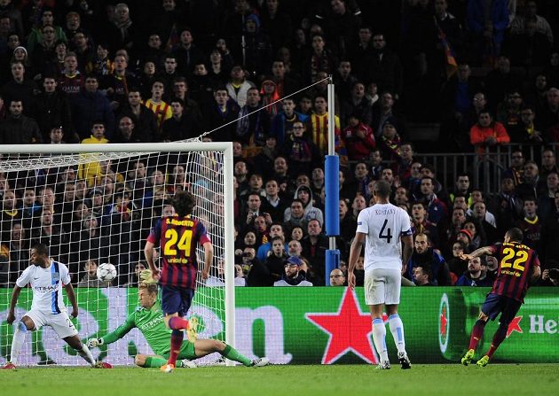 Daniel Alves (zcela vpravo) rozhoduje o vítězství Barcelony nad Manchesterem City 2:1.