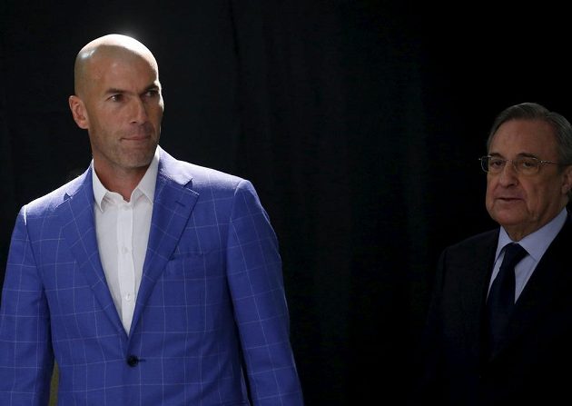 Nový trenér Realu Madrid Zinédine Zidane (vlevo) a prezident klubu Florentino Pérez.
