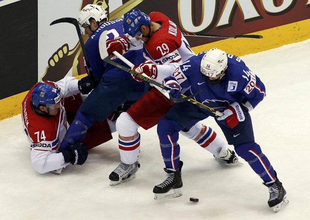 Čeští obránci Ondřej Vitásek (vlevo) a Jan Kolář (druhý zprava) v souboji s Francouzi Antoinem Rousselem (druhý zleva) a Stephanem da Costou (vpravo) v utkání skupiny A.