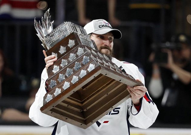 Kapitán Washingtonu Capitals Alexandr Ovečkin s Conn Smythe Trophy po pátém finále s Vegas.