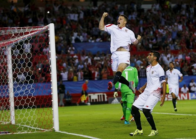 Kevin Gameiro ze Sevilly (nahoře) se raduje z gólu, jenž vstřelil Borussii Mönchengladbachu z penalty, kterou nařídil český sudí Pavel Královec.