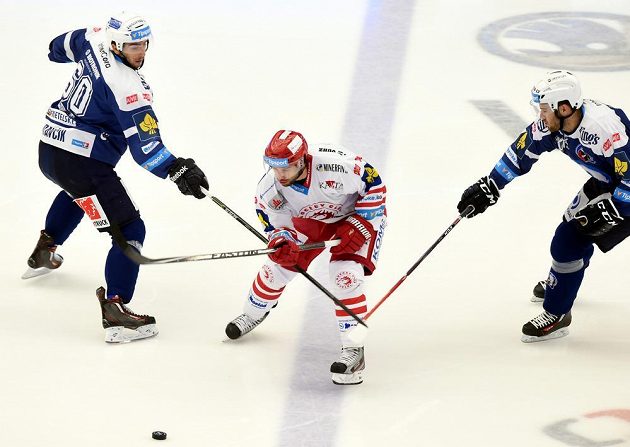 Třinecký Zbyněk Irgl v plzeňském obklíčení: vlevo Michal Moravčík a Michal Poletín z Plzně.