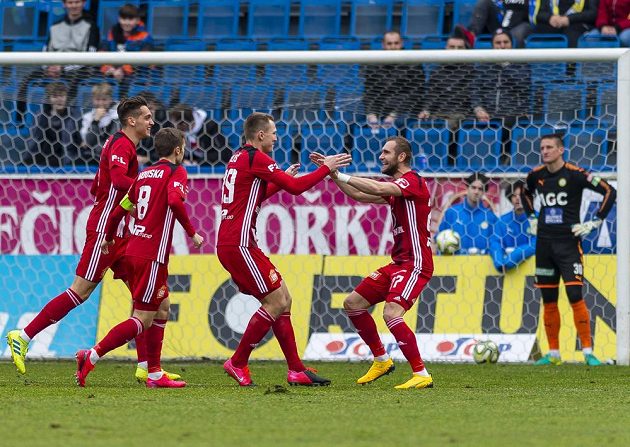 Olomoucá radost. Mojmír Chytil, David Houska, Lukáš Juliš a Martin Sladký z Olomouce se radují z gólu v Teplicích.