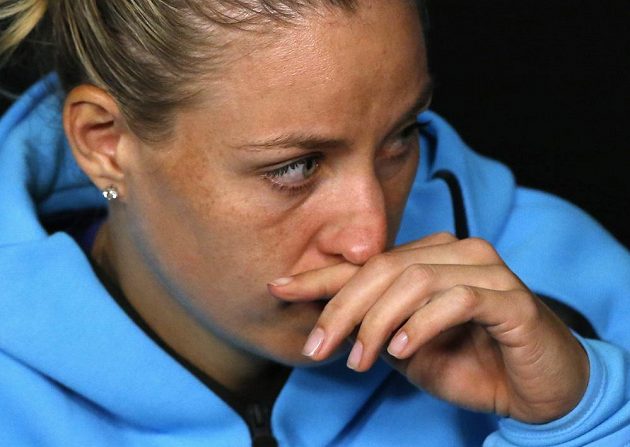 Obhájkyně titulu Angelique Kereberová se slzami v očích po vyřazení v osmifinále.