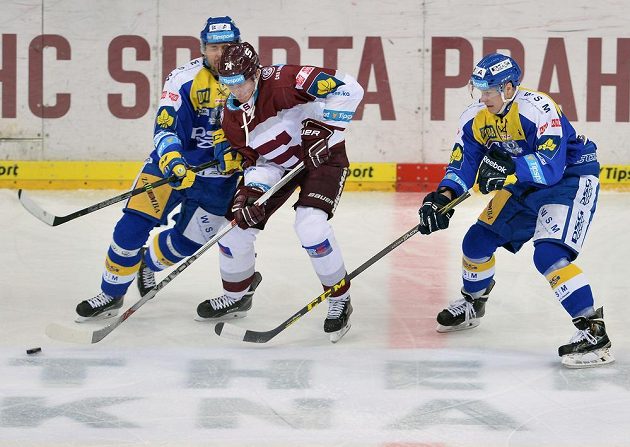 Zlínský obránce Jiří Marušák (vlevo), sparťanský útočník Daniel Přibyl a útočník Beranů Robert Říčka (vpravo) v dohrávce 15. kola Tipsport extraligy.