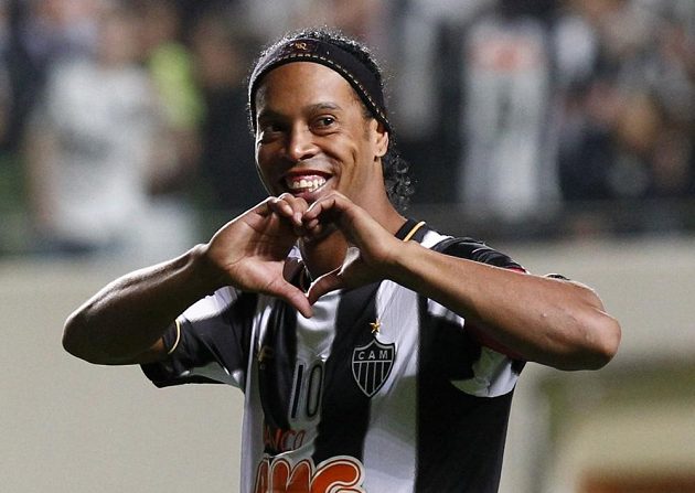 Někdejší nejlepší fotbalista světa Ronaldinho se raduje z proměněné penalty.